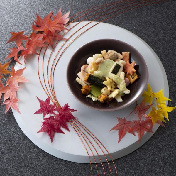 日本平行輸入｜秋季限定 日本 小倉山莊 秋風十色 綜合仙貝禮盒 95g 楓葉十色米菓 鐵盒 米果 日本餅乾 秋季限定 中秋節 伴手禮 