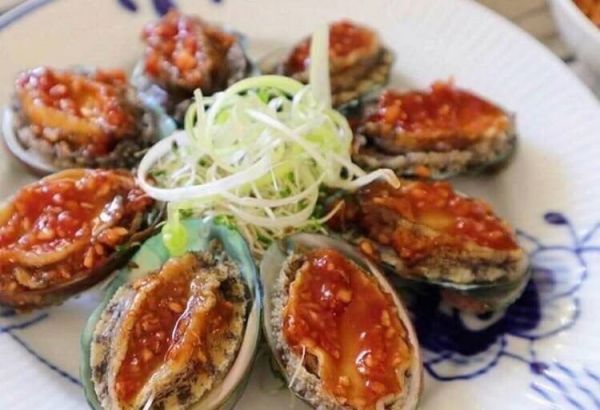 御品半殼鮑魚每包420元(每包10-12顆,淨重550g) 