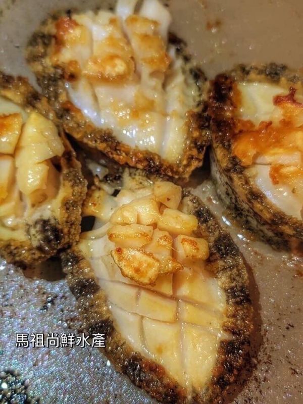 御品半殼鮑魚每包420元(每包10-12顆,淨重550g) 