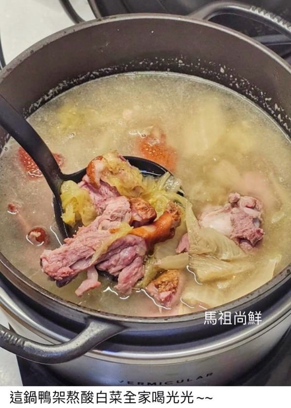 煙燻櫻桃鴨特價 3 2 0 元  【商品規格】：每包半隻600g 以上  【保存方式】：冷凍  【保存期限】：標示於包裝  【產地】：台灣 