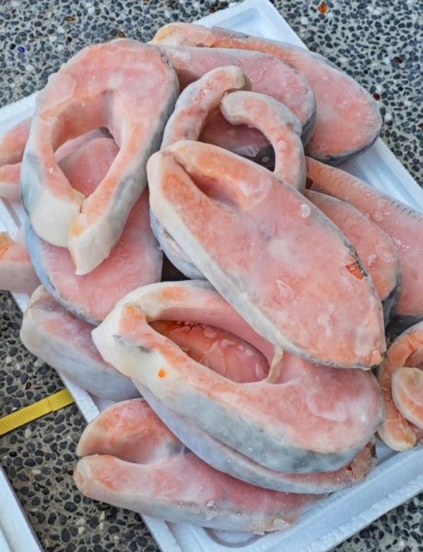 智利厚切鮭魚片1片145元   2片280元    每片350g以上 