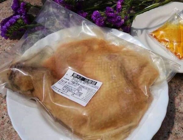 去骨蔥油雞腿     每隻270元 （附蔥油包)  【包裝規格】: 每隻500g（不含汁重量） 