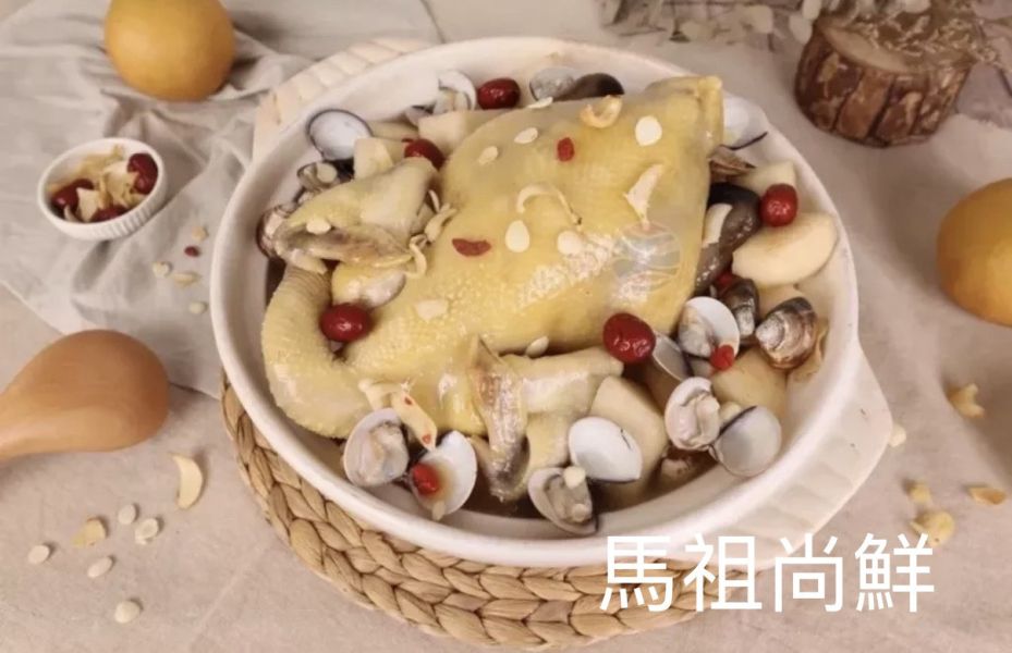 富美雪梨北杏燉雞湯 【成份】大骨高湯 水、豬大骨(產地：台灣)、土雞、雪梨、紅棗、枸杞、北杏、百合、蛤蠣、糖、味精、鹽、米酒  嚐 【淨重】3500公克10% 