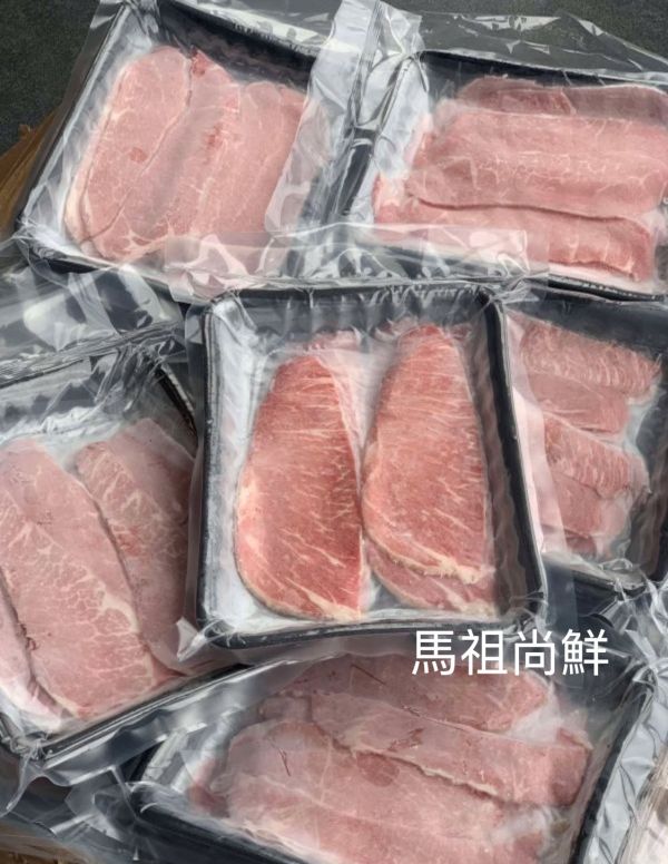伊比利豬翼板火鍋片嚐鮮價220元  每盒200g (約10-12片實際規格以重量為主)  【進口產地】：西班牙 