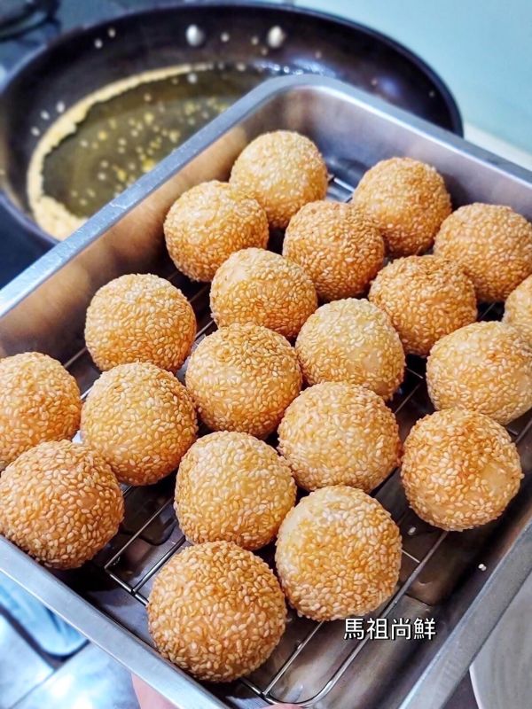 富美手工芝麻球每盒200元   【包裝規格】：每盒10粒  【重量】：400g±10%  【產地】：台灣 