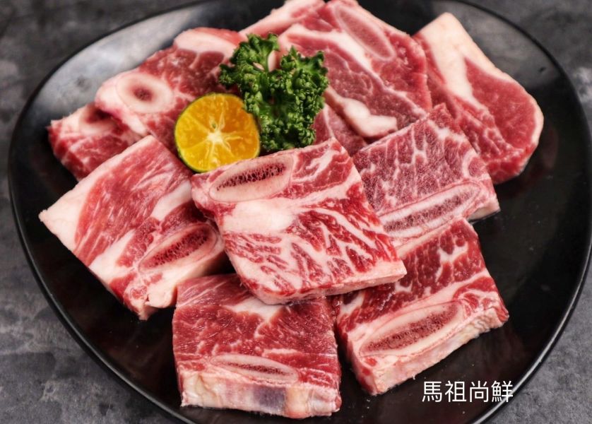 美國特選Choice級帶骨牛小排每包460元  【包裝重量】: 每包500g以上 約3～4片  【進口產地】：美國 