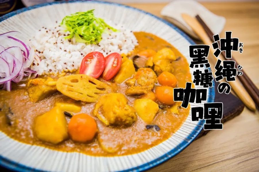 沖繩黑糖咖哩(台灣雞肉)每包170元  淨重300g（固形物100g）  成分：咖哩塊、黑糖、奶油、蜂蜜、椰奶、咖哩粉、紅蘿蔔、洋蔥、番茄、台灣雞肉  （本商品不添加防腐劑及人工味精)  原產地：台灣 