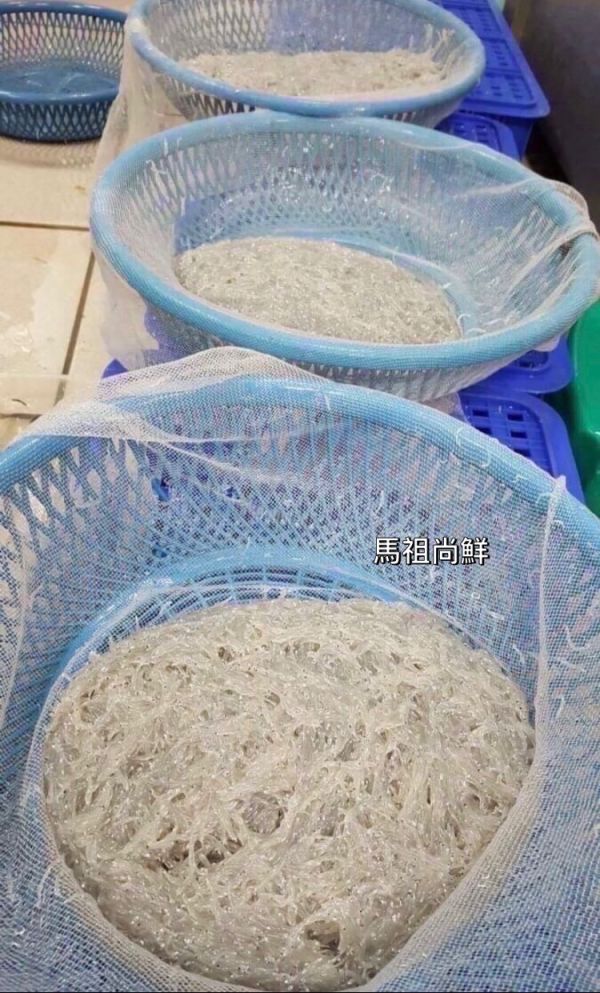 南方澳生食級吻仔魚 2 0 0 元（1組/2盒） +1就是2盒 【商品規格】：200g/盒  【產地】：台灣可以生食等級   淋醬油沾哇沙米很鮮甜~ 