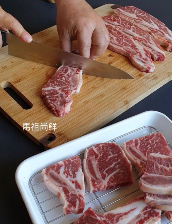 美國特選Choice級帶骨牛小排每包460元  【包裝重量】: 每包500g以上 約3～4片  【進口產地】：美國 