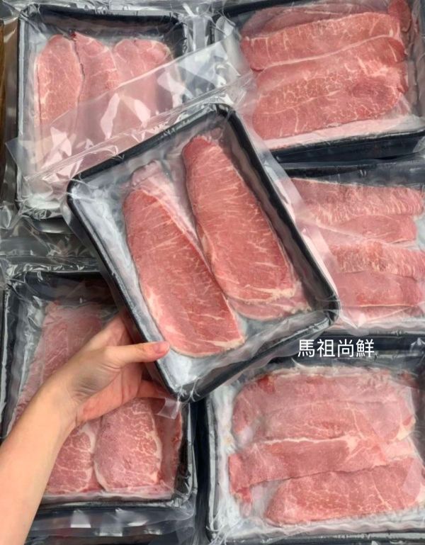 伊比利豬翼板火鍋片嚐鮮價220元  每盒200g (約10-12片實際規格以重量為主)  【進口產地】：西班牙 