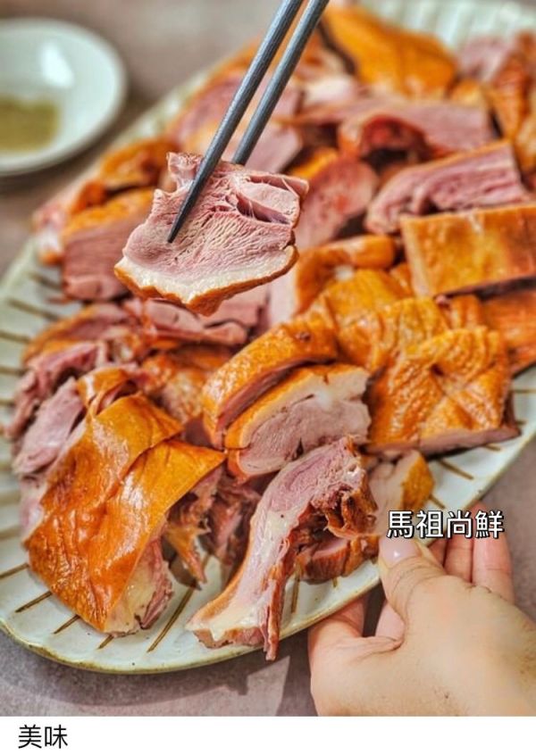 煙燻櫻桃鴨特價 3 2 0 元  【商品規格】：每包半隻600g 以上  【保存方式】：冷凍  【保存期限】：標示於包裝  【產地】：台灣 