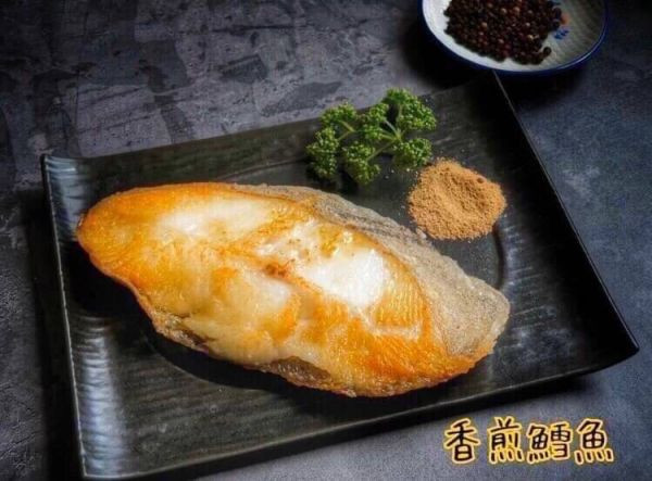 【皇家格陵蘭超厚切鱈魚片】  是比目魚又稱扁鱈｛單面有肚洞｝ 1片145元       2片280元  【商品規格】：每片450g以上  【進口產地】：冰島 