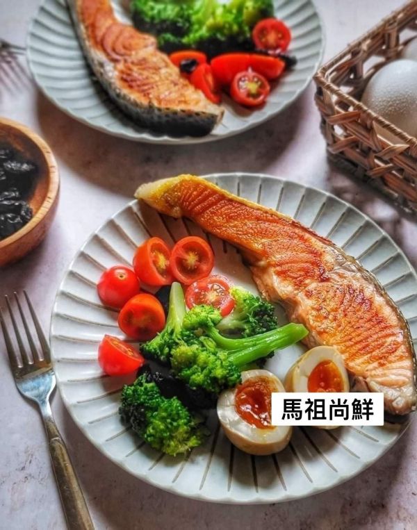 智利厚切鮭魚片 2片320元 