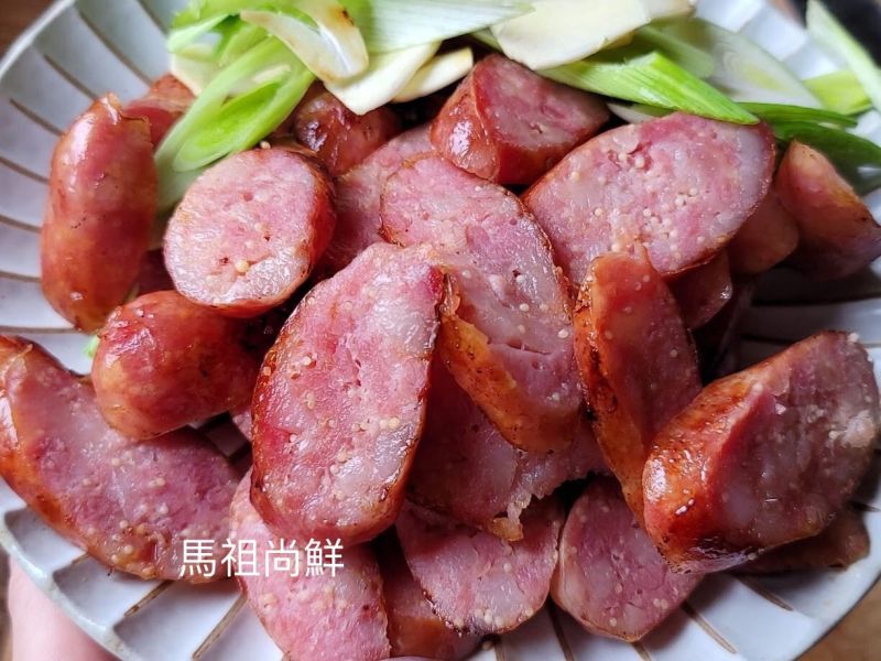 飛魚卵香腸每包180元 每包300克5條入 