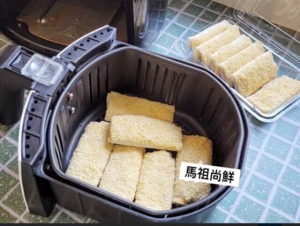 富美手工《芝麻芋泥餅 》  1盒130元  5盒以上每盒125元（240g/6條/盒） 