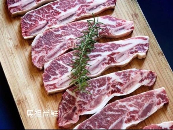 美國特選Choice級帶骨牛小排每包460元  【包裝重量】: 每包500g以上 約3～4片  【進口產地】：美國 