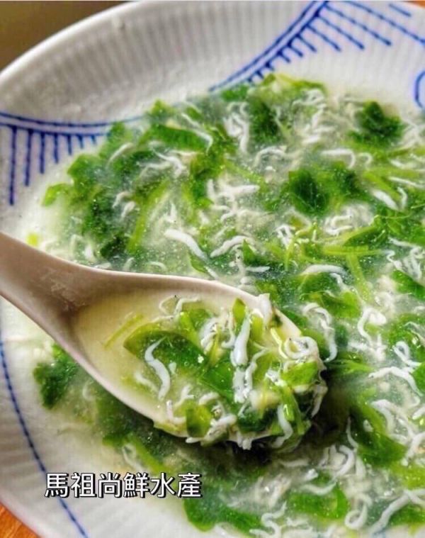 南方澳生食級吻仔魚 2 0 0 元（1組/2盒） +1就是2盒 【商品規格】：200g/盒  【產地】：台灣可以生食等級   淋醬油沾哇沙米很鮮甜~ 