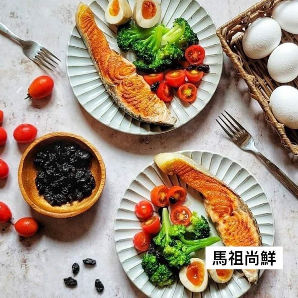 智利厚切鮭魚片 2片320元 