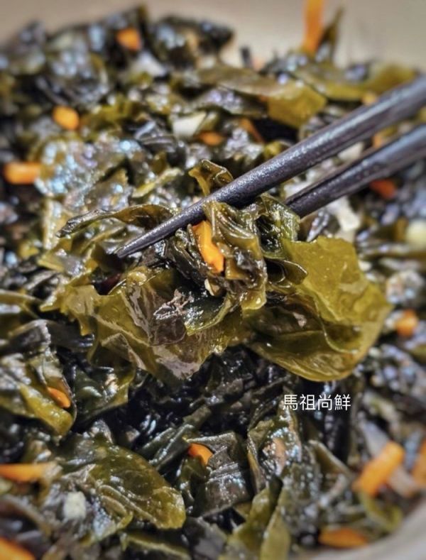 酸溜裙帶芽  特價 2 7 0 元/組  +1就是3包  【包裝規格】: 每包200g     【保存方式】：冷凍  【保存期限】：標示於包裝  【產地】：台灣 