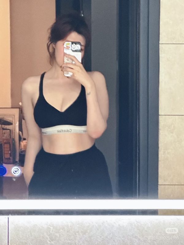 Calvin Kelin交叉深V運動內衣（有杯墊） 