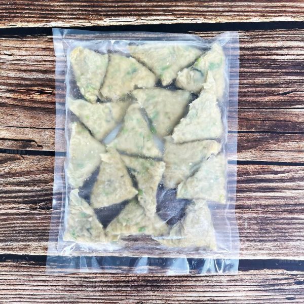 和新 翡翠芙蓉燒 (奶素) 外形呈現精緻的三角形，千張豆皮包著內餡透出點點綠色的蔬菜『低溫配送』 翡翠芙蓉燒,奶素點心,3000g大包,素食三角,餐飲批發