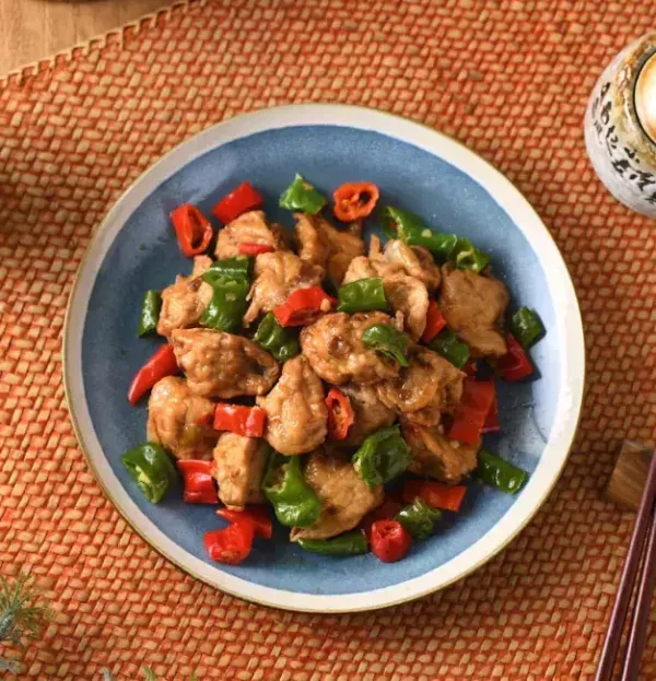 紘裕善齋  尖椒雞 (蛋素) 結合青龍椒、大紅袍花椒與泡椒精心拌炒，重現川味尖椒雞的香氣層次 『冷凍配送』 尖椒雞, 蛋素, 素食, 植物性蛋白, 川味菜, 青龍椒, 大紅袍花椒, 泡椒, 冷凍配送, 麻香滋味