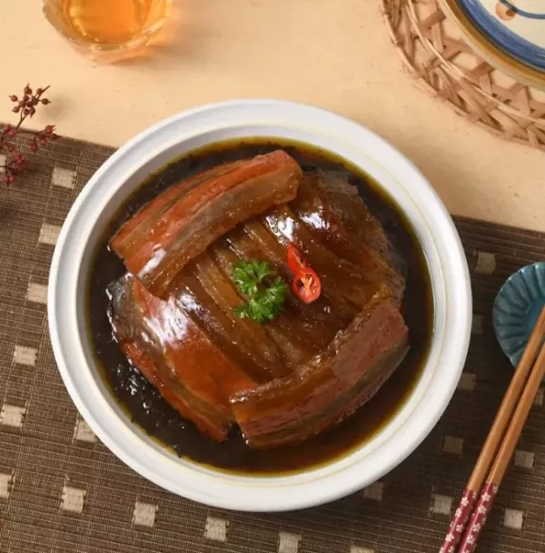 善齋 紘裕 素梅干扣肉 (蛋奶素) 素的梅干香，熟悉的家常味 加熱即可食用 素食年菜 素梅干扣肉, 蛋奶素, 素食年菜, 健康食品, 大豆蛋白, 加熱即食, 素食產品, 善齋食品, 梅干菜料理, 素食食譜