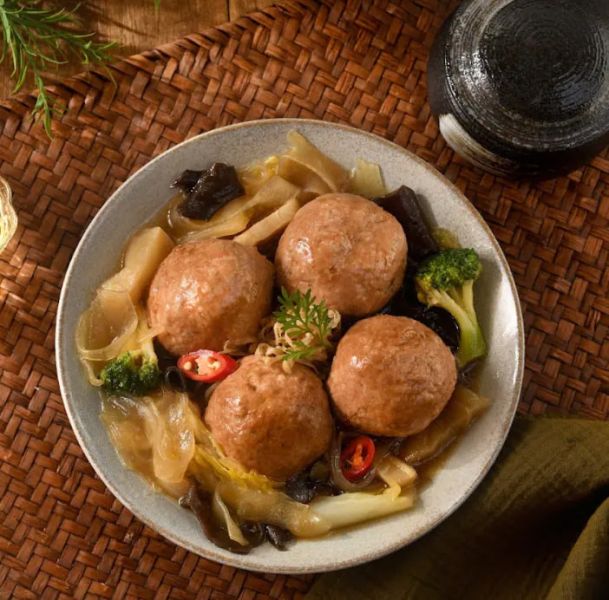 紘裕 善齋  紅燒獅子頭(蛋素)搭配五種蔬菜，層次豐富、營養均衡 是一道暖心暖胃的蔬食經典『低溫配送』 紅燒獅子頭, 蔬食經典, 蔬菜料理, 植物性食材, 營養均衡, 低溫配送, 非基因改造, 健康餐點, 素食, 暖心料理