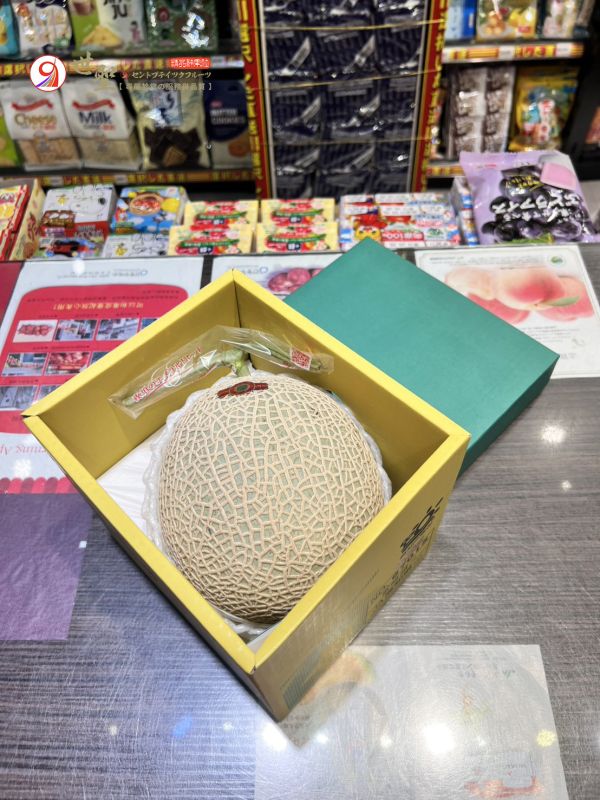 [香氣甜美水潤甘甜][禮盒式]日本高知夜須寶石青肉哈密瓜 レッドエメラルドメロン 夜須のエメラルドメロン 日本哈密瓜,溫室哈密瓜, 高知哈密瓜,夜須哈密瓜,赤肉エメラルド,メロン,綠寶石哈密瓜