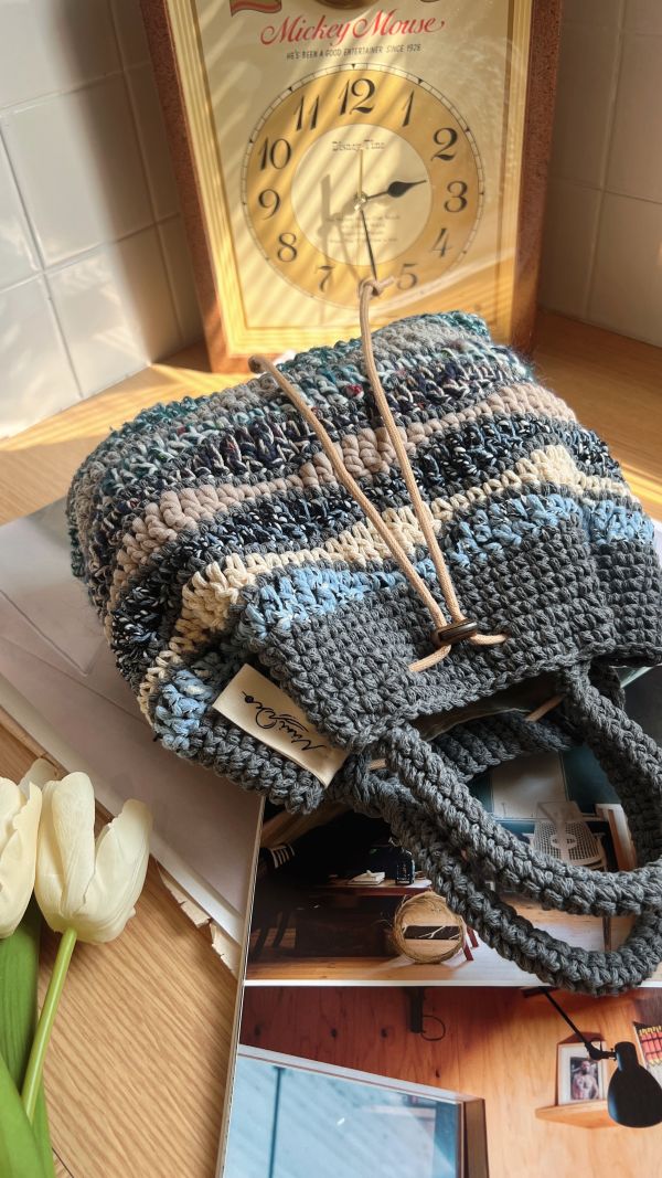 現貨 鉤織款流浪小手提 城市灰藍 