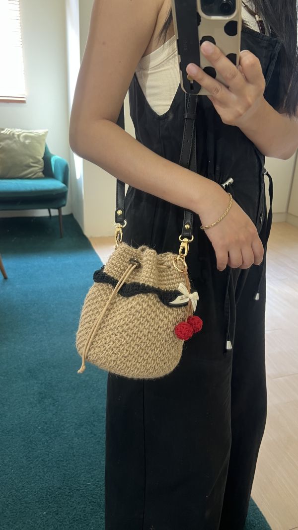 現貨 超可愛麻線小裙擺束口包 