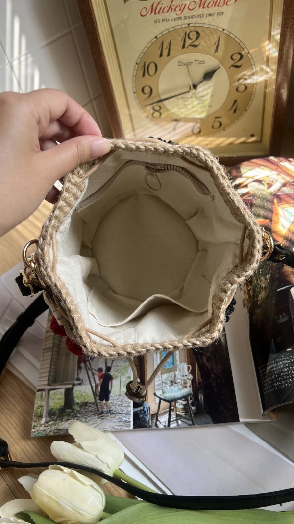 現貨 超可愛麻線小裙擺束口包 