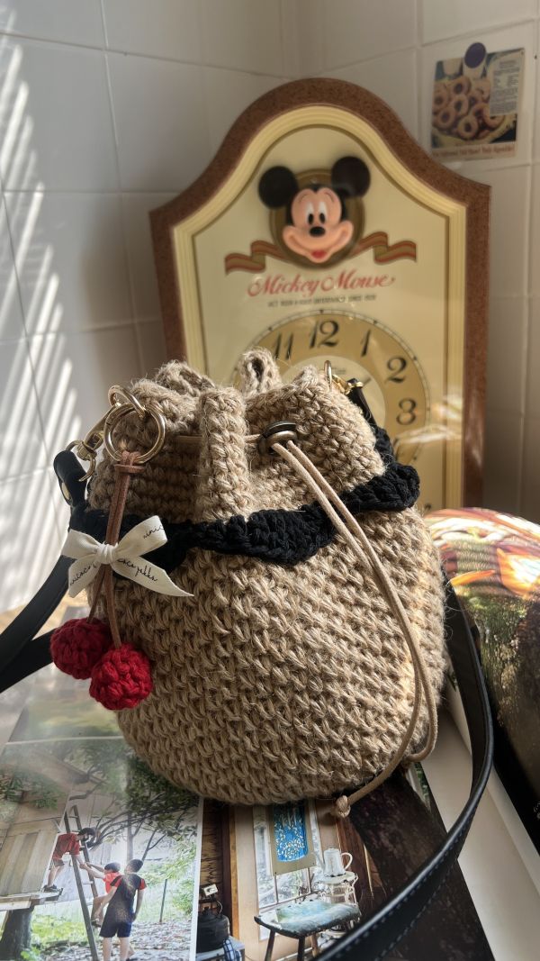 現貨 超可愛麻線小裙擺束口包 