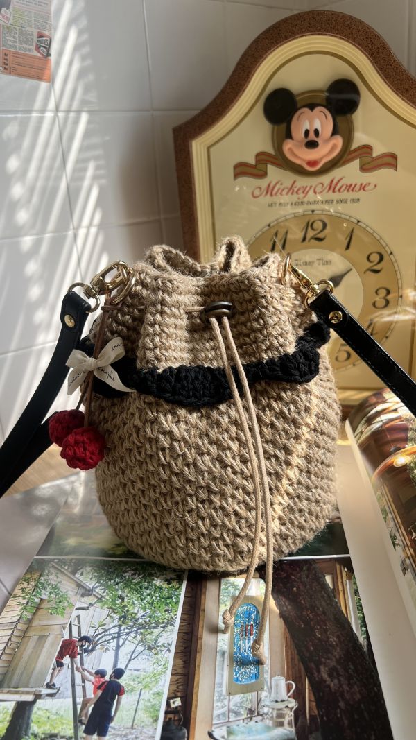 現貨 超可愛麻線小裙擺束口包 