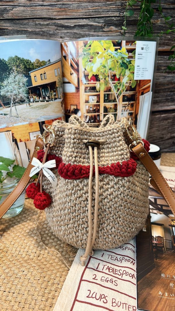 現貨 超可愛麻線小裙擺束口包 紅 