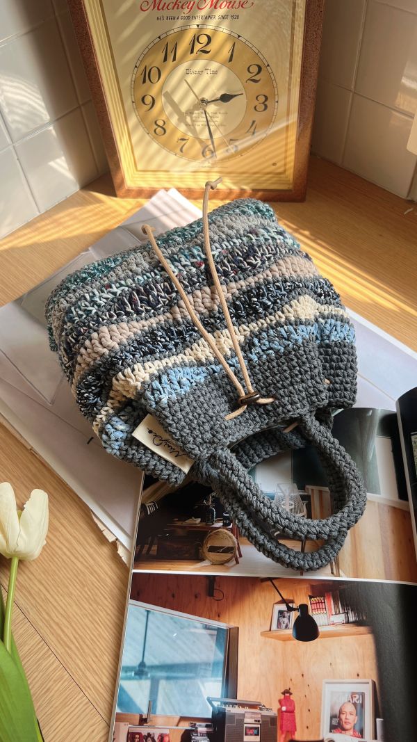 現貨 鉤織款流浪小手提 城市灰藍 