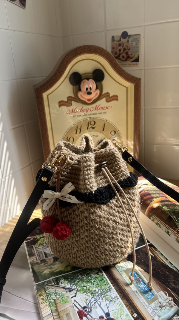 現貨 超可愛麻線小裙擺束口包 