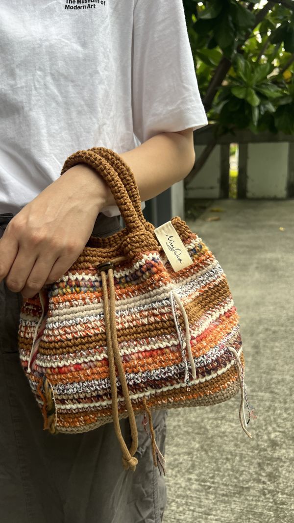 現貨 鉤織款流浪小手提 橙月 