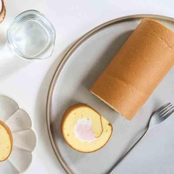 鮮草莓凍生乳捲【已含宅配運費】 鮮草莓凍生乳捲, 減糖蛋糕體, 鮮奶油, 法國草莓, 草莓果泥, 酸甜口感