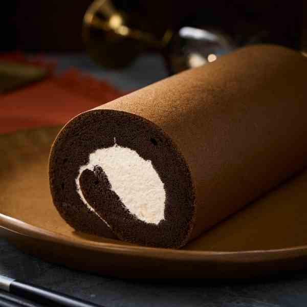 深黑白金生乳捲【已含宅配運費】 深黑白金生乳捲, 天然黑巧克力粉, 彌月禮盒, 深黑可可粉, 法國鮮奶油, 澳洲乳酪, 黑巧克力蛋糕體, 冰淇淋口感, 濃郁的奶香