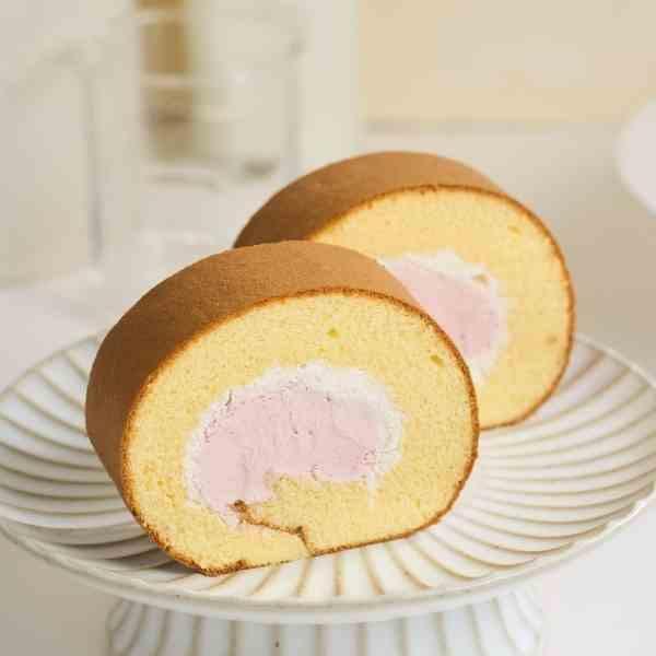 鮮草莓凍生乳捲【已含宅配運費】 鮮草莓凍生乳捲, 減糖蛋糕體, 鮮奶油, 法國草莓, 草莓果泥, 酸甜口感