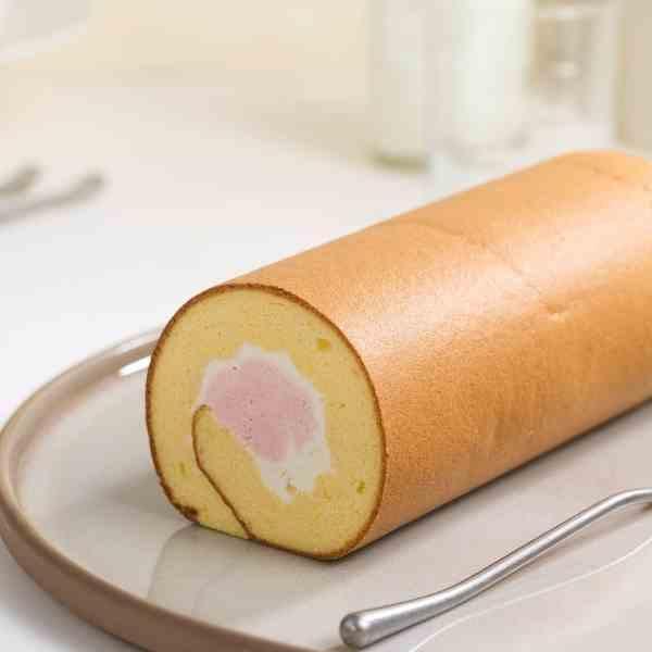 鮮草莓凍生乳捲【已含宅配運費】 鮮草莓凍生乳捲, 減糖蛋糕體, 鮮奶油, 法國草莓, 草莓果泥, 酸甜口感