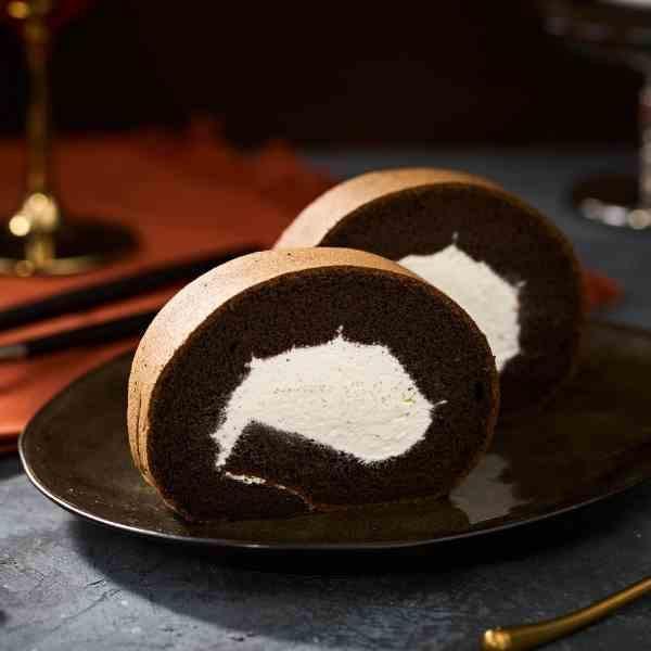 深黑白金生乳捲【已含宅配運費】 深黑白金生乳捲, 天然黑巧克力粉, 彌月禮盒, 深黑可可粉, 法國鮮奶油, 澳洲乳酪, 黑巧克力蛋糕體, 冰淇淋口感, 濃郁的奶香