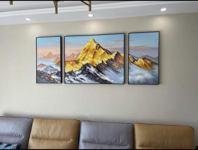 金峰雲境金山三拼手繪油畫｜靠山風水畫・客廳辦公室現代掛畫｜新麗畫廊 金山風水畫,靠山風水畫,三拼油畫,金色山景畫,手繪油畫,客廳掛畫,辦公室掛畫,會議室掛畫,現代裝飾畫,新麗畫廊