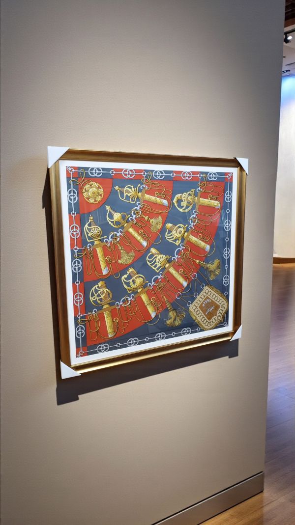 獨家可拆式專業無損絲巾裝框/新麗畫廊全台最多絲巾裱框成品實拍好評分享/Hermès愛馬仕絲巾LV、Chanel、dior全台收件宅配寄回 絲巾裱框diy,絲巾,絲巾框,絲巾裝框,絲巾裱框,新麗畫廊,愛馬仕絲巾裱框價格,台北絲巾裱框,絲巾桃園,絲巾裱框dcard