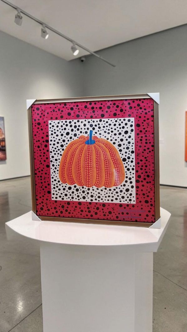 專業無損絲巾裝框｜草間彌生聯名南瓜絲巾｜Hermès愛馬仕LV Chanel Dior｜Louis Vuitton x Yayoi Kusama（路易威登與草間彌生）聯名系列「Infinity Dots」南瓜圖案 90x90 公分方巾 絲巾裱框,絲巾裝框,無損絲巾裝框,新麗畫廊,Hermès絲巾,愛馬仕絲巾,LV絲巾,Chanel絲巾,Dior絲巾,精品絲巾裱框,絲巾框,全台絲巾裱框