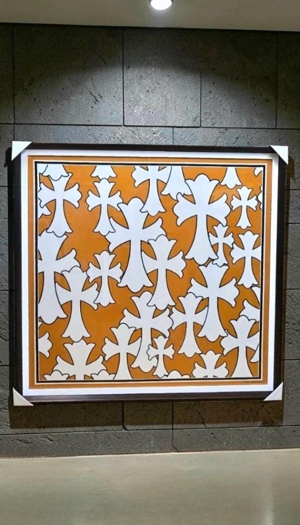Chrome Hearts（克羅心）經典 Cemetery Cross（墓地十字架）橘色真絲方巾專業無損絲巾裝框｜精品絲巾裱框・MIT彩色壓克力框｜新麗畫廊・全台最多絲巾成品好評推薦 絲巾裝框,絲巾裱框,愛馬仕絲巾裝框,無損絲巾裝框,壓克力絲巾框,彩色壓克力框,精品絲巾裱框,MIT絲巾框,絲巾展示框,新麗畫廊