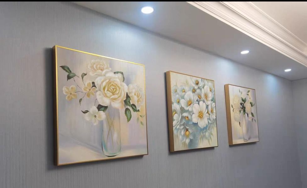 獨家三拼手繪油畫花語映心高雅白色花卉藝術掛畫四十年畫廊專售手繪油畫買畫首選 掛畫, 油畫, 開運招財, 客廳掛畫, 招財, 開運,三拼油畫,三聯畫,買畫,新麗畫廊