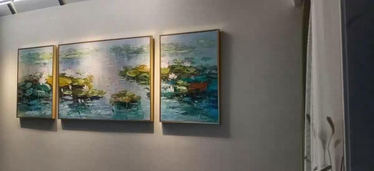 獨家三拼手繪油畫《清荷映福》藝術掛畫客廳沙發牆掛畫四十年畫廊買畫首選 荷花油畫,荷花畫,荷花裝飾畫,手繪油畫,客廳掛畫,餐廳掛畫,三聯畫,風水畫,新中式掛畫,新麗畫廊