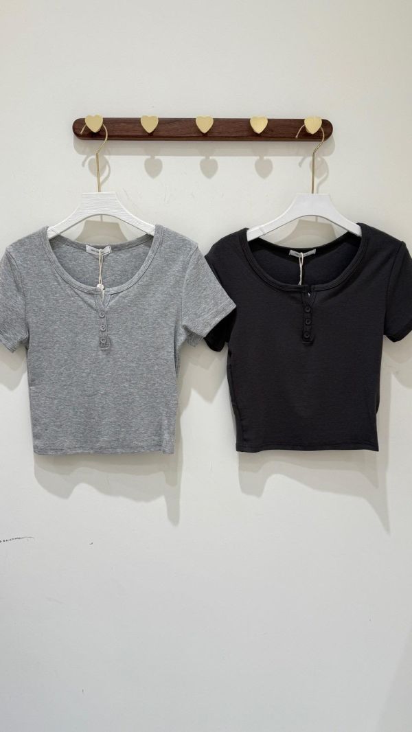 【領三釦短版素】 